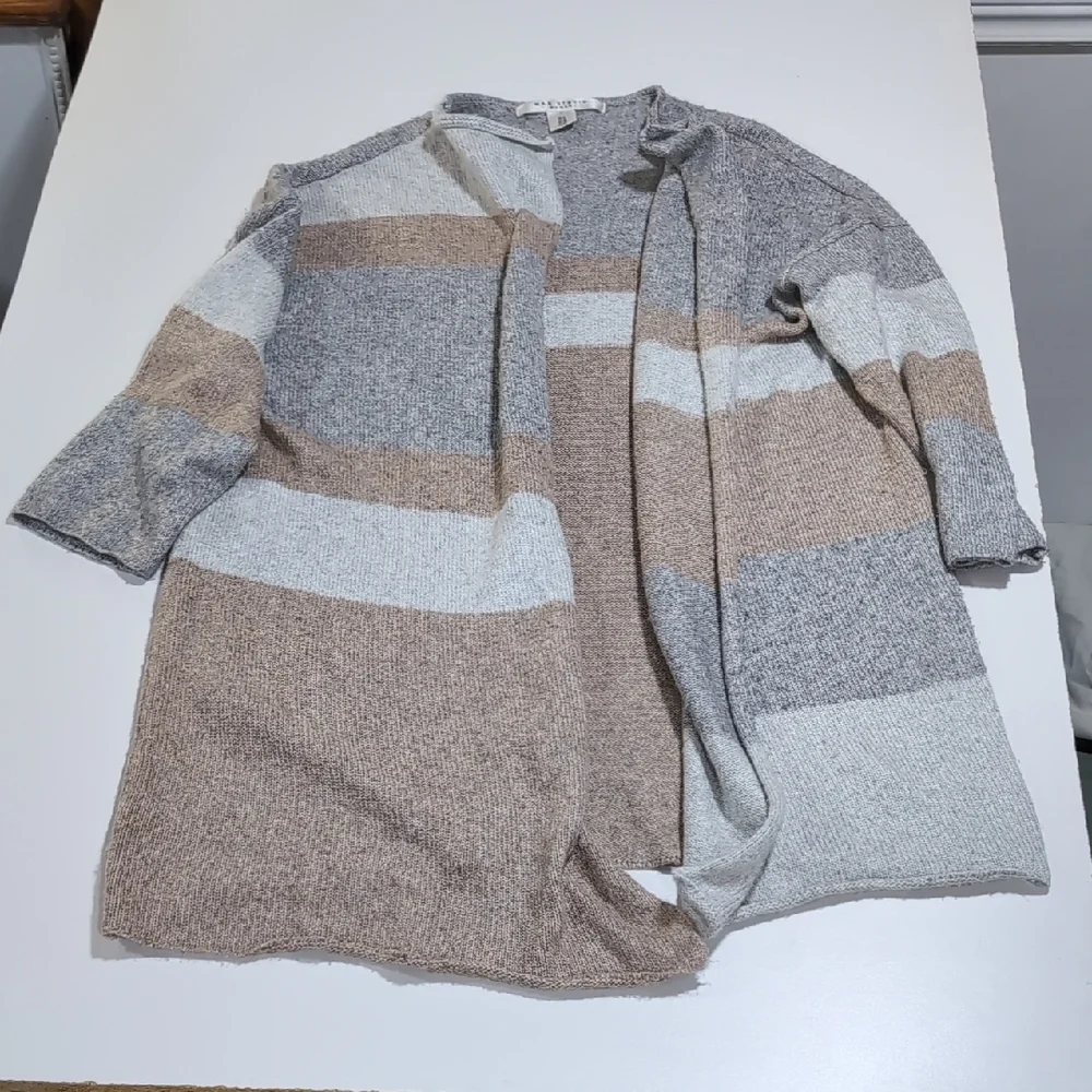 Max Studio V-Neck Sweater - Gray and Tan Cabin Core Snuggle-worthy Knit-wear - Picture 5 of 8